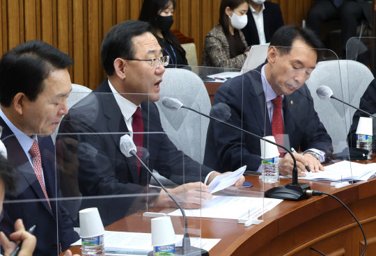 주호영 국민의힘 원내대표가 25일 국회에서 열린 원내대책회의에서 발언하고 있다. 연합뉴스